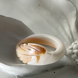 Shell Ring Carved Leaf Design Size 4.5